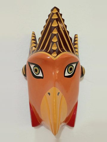 Máscara de gallina anaranjada de frente, con pico amarillo, cresta color vino con triángulos amarillos y barbillas rojas