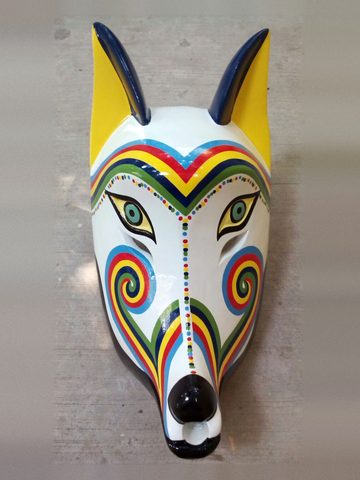 Máscara de coyote blanca, con orejas amarillas, franjas de colores en V, espirales en las mejillas y nariz negra